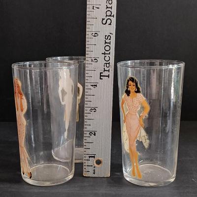 LOT 188: Vintage Federal Glass Pin-Up Peekaboo Glasses