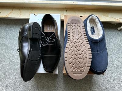 MEN'S KOOLABURRA SLIPPERS (10) AND CROFT & BARROW DRESS SHOES (9.5)