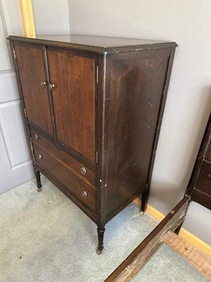 ANTIQUE CHEST OF DRAWERS BY STOUT FURNITURE
