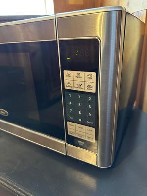 OSTER 1000W MICROWAVE AND PAPER TOWEL HOLDER