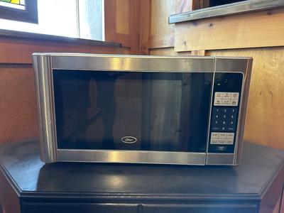 OSTER 1000W MICROWAVE AND PAPER TOWEL HOLDER