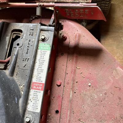 Snapper Riding Lawn Mower (G-BM)