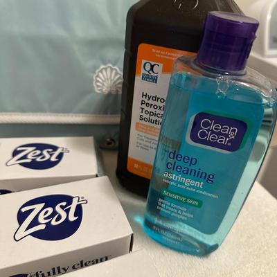 Toiletries- Lotion, Shampoo, Soap, Cleanser & Crabtree/Evelyn Bath Kit (B1)