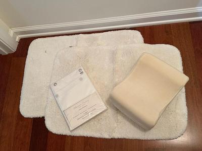 Bathroom Set w Rugs, Pillow, and Shower Liner (B1)