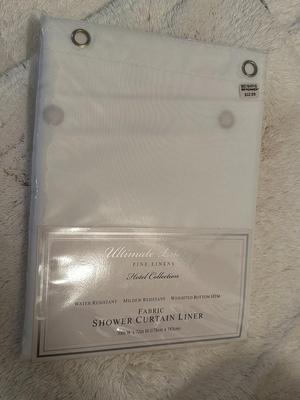 Bathroom Set w Rugs, Pillow, and Shower Liner (B1)