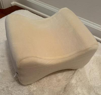 Bathroom Set w Rugs, Pillow, and Shower Liner (B1)