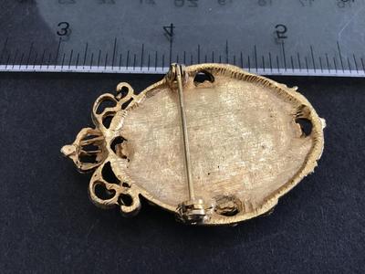 Jade Chip vintage Brooch Gold Tones