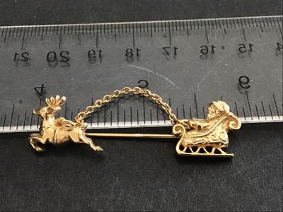 Avon Vintage pin Reindeer Santa