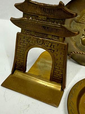 4 pc brass lot bookends and small trinket dishes