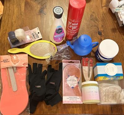 Woman's Bag of Personal Toiletries (B1)