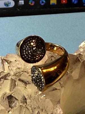 Vintage Henri Bendel Designer Copper-tone Crystal Ring Size 7 in Good Preowned Condition.