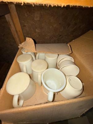 D12-box of mugs