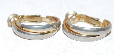 VINTAGE 1950's Overlapping Silver Tone Circles Earrings (¾" Circ.) on a Hinged Snap Clasp
