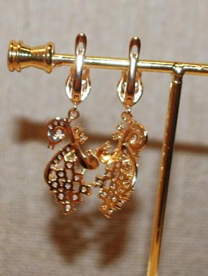 Graphic Designed "Grape Bunch" Earrings Set (1½" x ½") with an English Lock Clasp