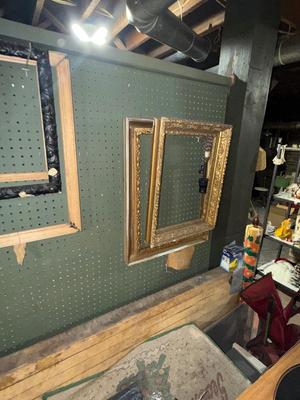 D105-old picture frames