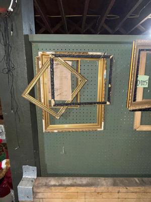 D105-old picture frames