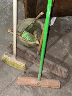 D92-Brooms