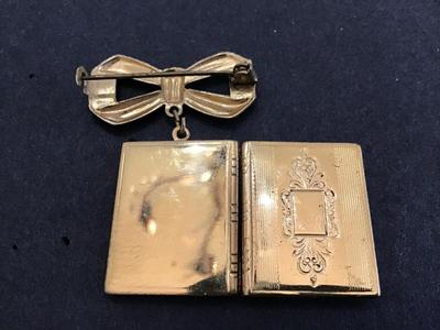 Vintage photo locket Brooch