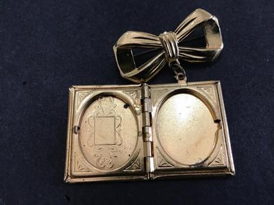 Vintage photo locket Brooch