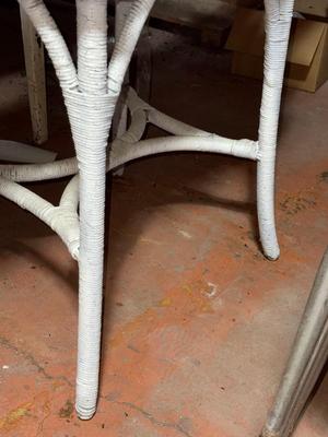 D29-wicker table