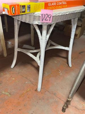 D29-wicker table