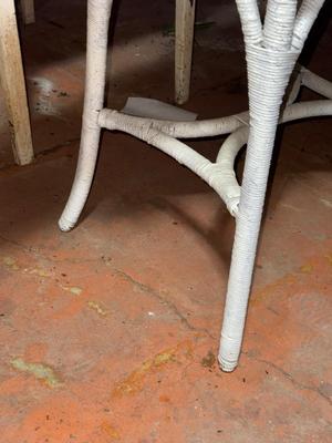D29-wicker table