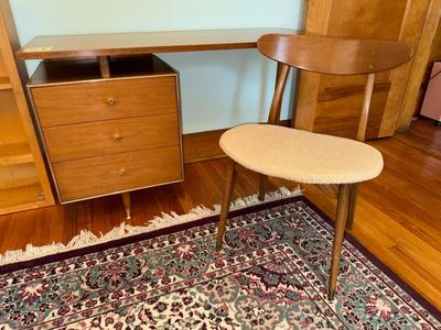 S7-Beautiful desk with chair