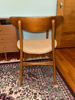S7-Beautiful desk with chair