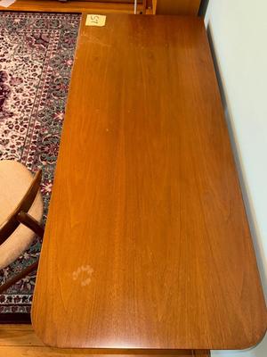 S7-Beautiful desk with chair