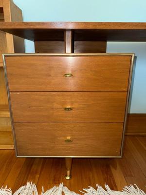 S7-Beautiful desk with chair