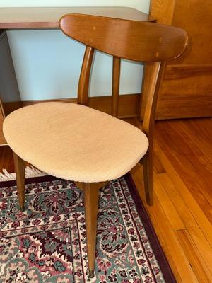 S7-Beautiful desk with chair