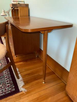 S7-Beautiful desk with chair