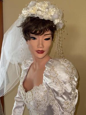 Sale Photo Thumbnail #61: T2-mannequin and wedding dress