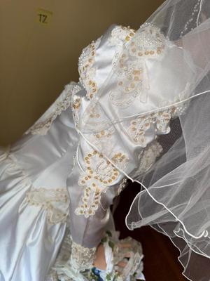 Sale Photo Thumbnail #64: T2-mannequin and wedding dress