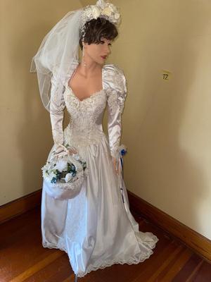 Sale Photo Thumbnail #60: T2-mannequin and wedding dress
