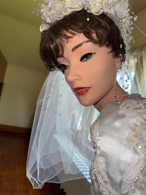 Sale Photo Thumbnail #67: T2-mannequin and wedding dress