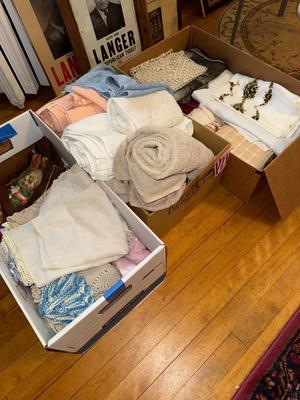 Sale Photo Thumbnail #501: P21-Large lot of towels and linens
