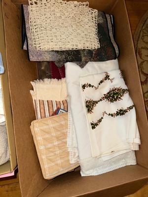 Sale Photo Thumbnail #504: P21-Large lot of towels and linens