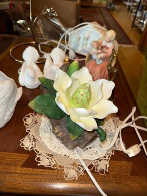 Sale Photo Thumbnail #686: M89-Decor plus small lit items