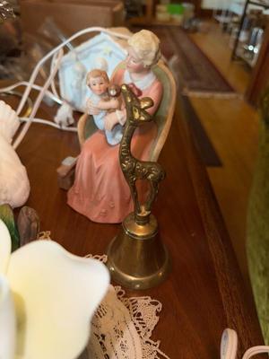 Sale Photo Thumbnail #687: M89-Decor plus small lit items