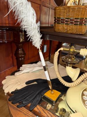 Sale Photo Thumbnail #704: M86-Small table and extras
