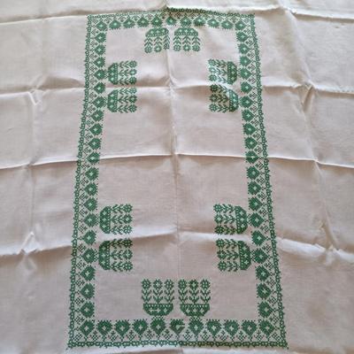 LOT 109: Vintique Embroidered and Crocheted Linens