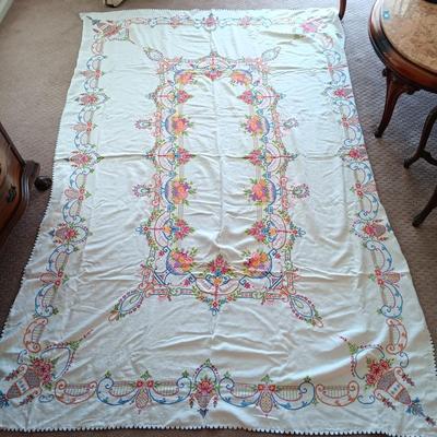 LOT 109: Vintique Embroidered and Crocheted Linens
