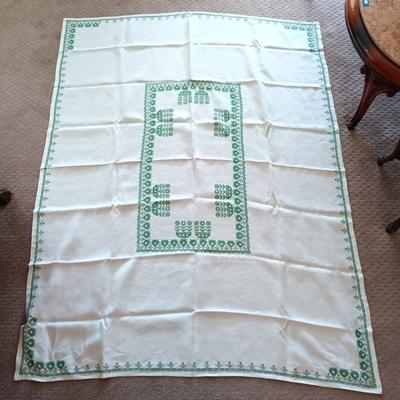 LOT 109: Vintique Embroidered and Crocheted Linens
