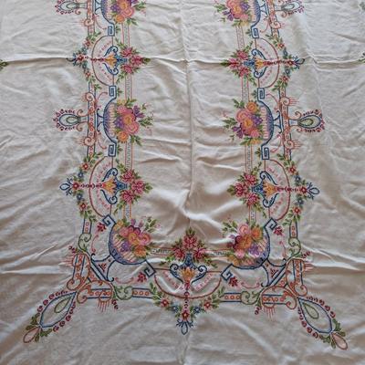LOT 109: Vintique Embroidered and Crocheted Linens
