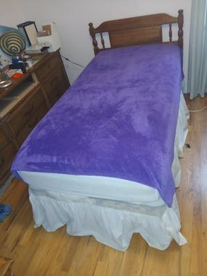 Twin sized bed nice wooden headboard bed with bedding and excellent older mattress and Boxsprings