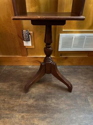 WOOD PODIUM WITH A LARGE OXFORD ENGLISH DICTIONARY