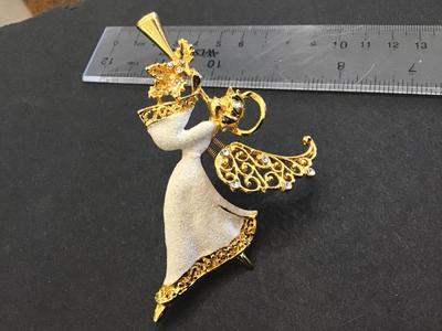 Beautiful wobble wings Angle Brooch