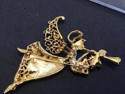 Beautiful wobble wings Angle Brooch