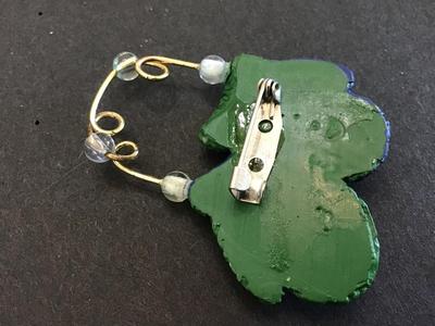 Holiday mitten pin